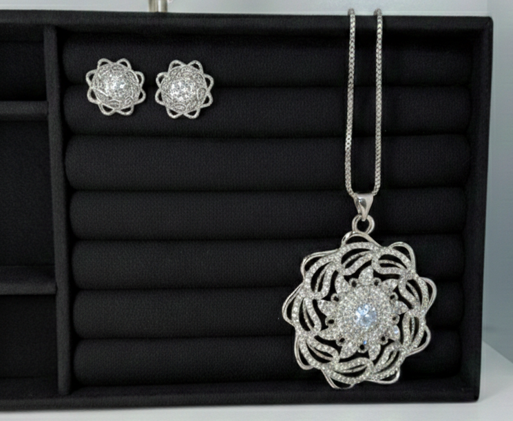 Stunning Silver Diamond‑Cut Flower Jewellery Set