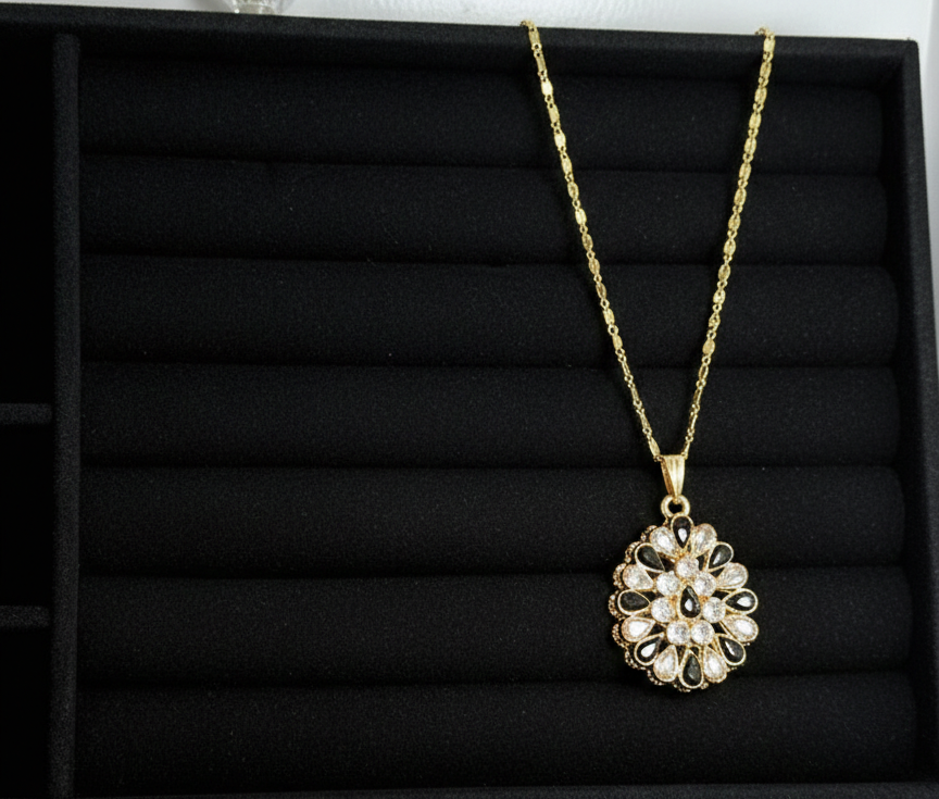 Stunning Gold‑Toned Jewellery Set – Earrings & Pendant