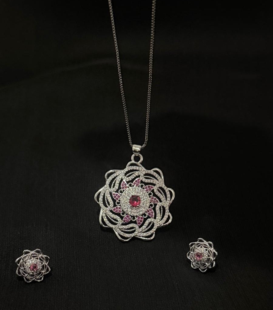 Silver Flower‑Shaped Jewellery Set – Pink & Diamond Accent