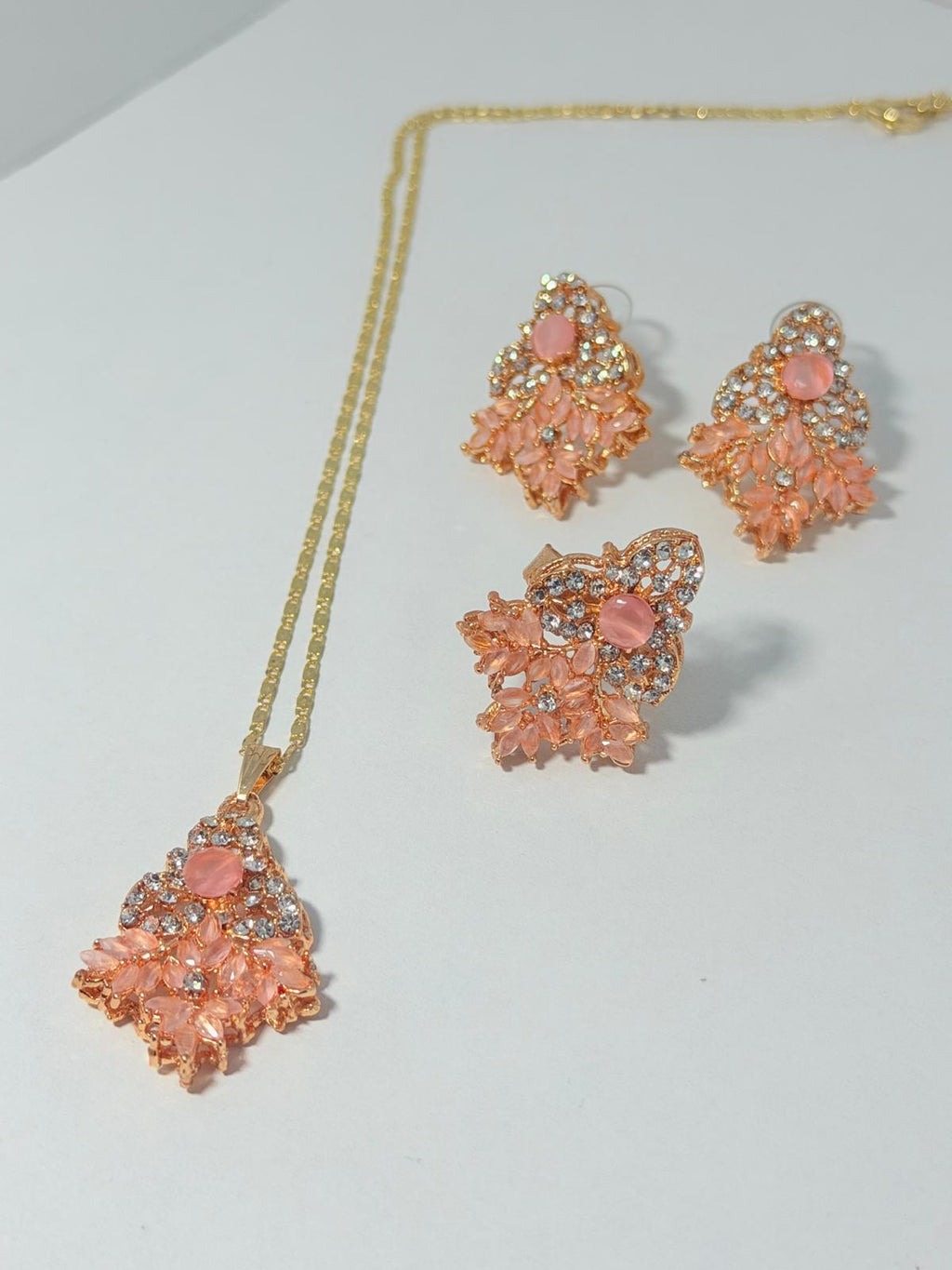 ✨ Gorgeous Peach & Crystal locket & earrings set 💎