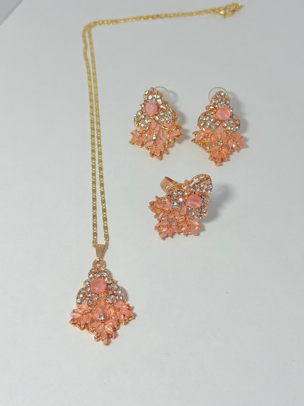 ✨ Gorgeous Peach & Crystal locket & earrings set 💎