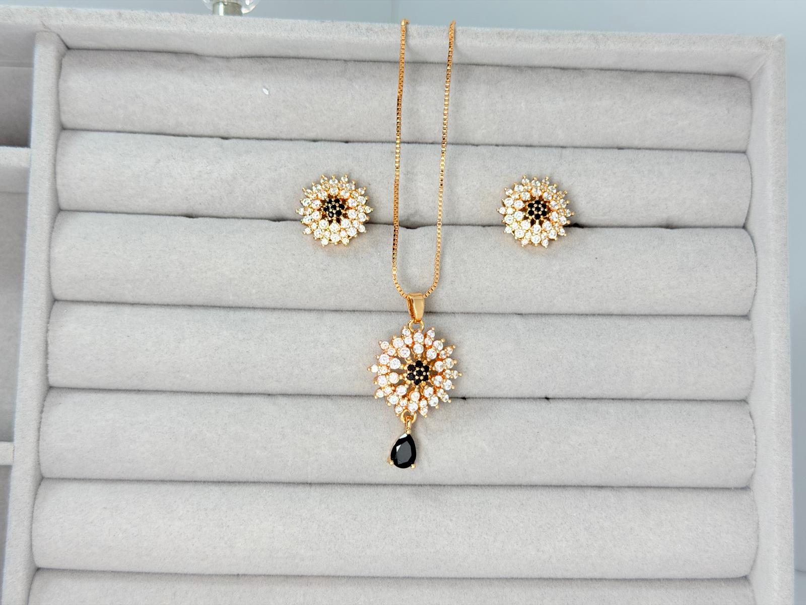 🔹 *Stunning Gold Jewellery Set ✨* – necklace & earrings combo that screams elegance!