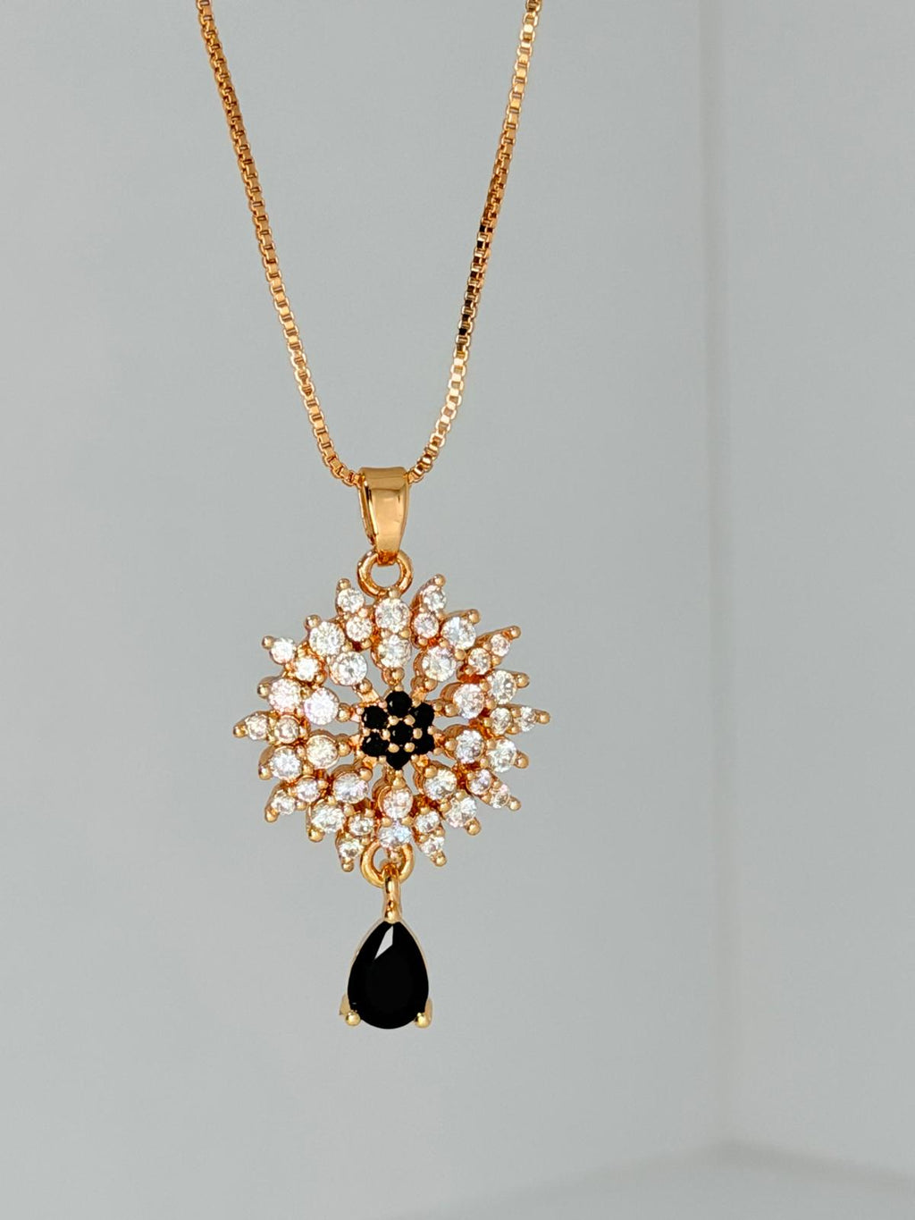 🔹 *Stunning Gold Jewellery Set ✨* – necklace & earrings combo that screams elegance!