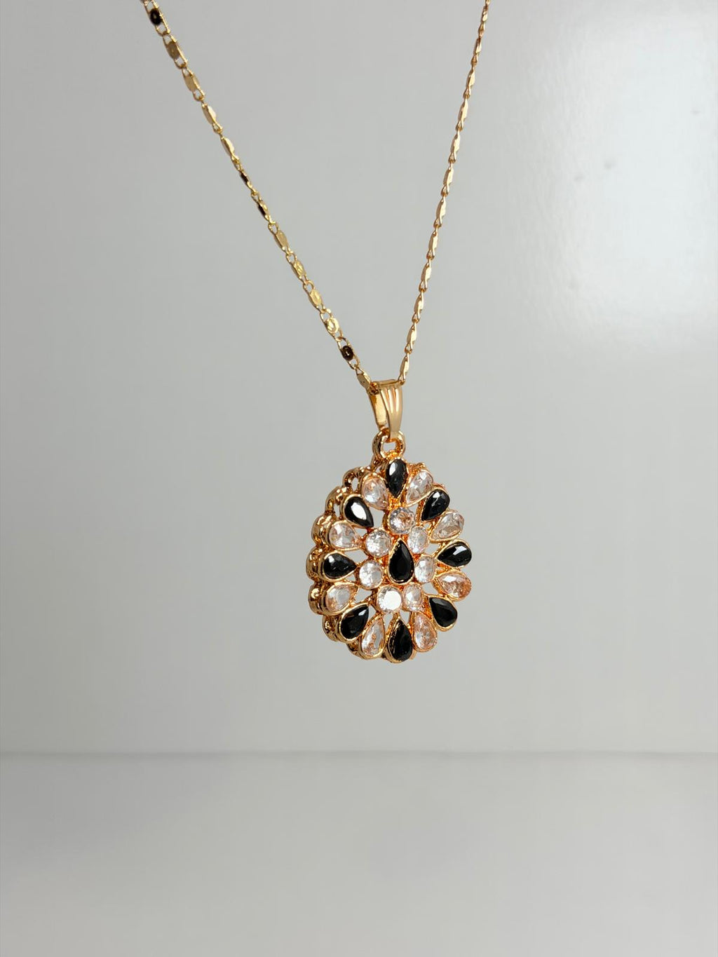 Stunning Gold‑Toned Jewellery Set – Earrings & Pendant