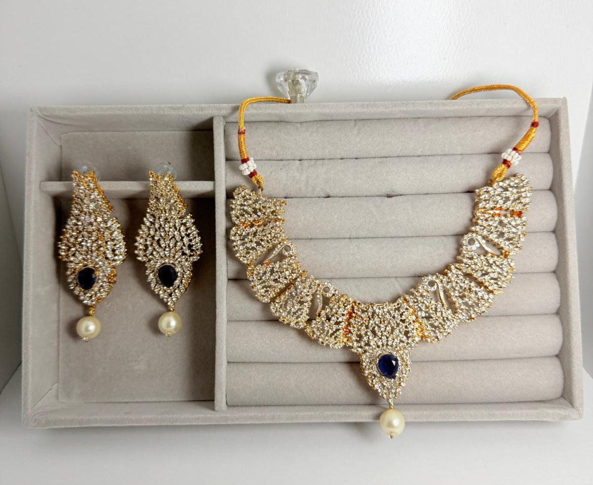 ✨ *Stunning Diamond‑kissed Necklace & Earring Set* ✨