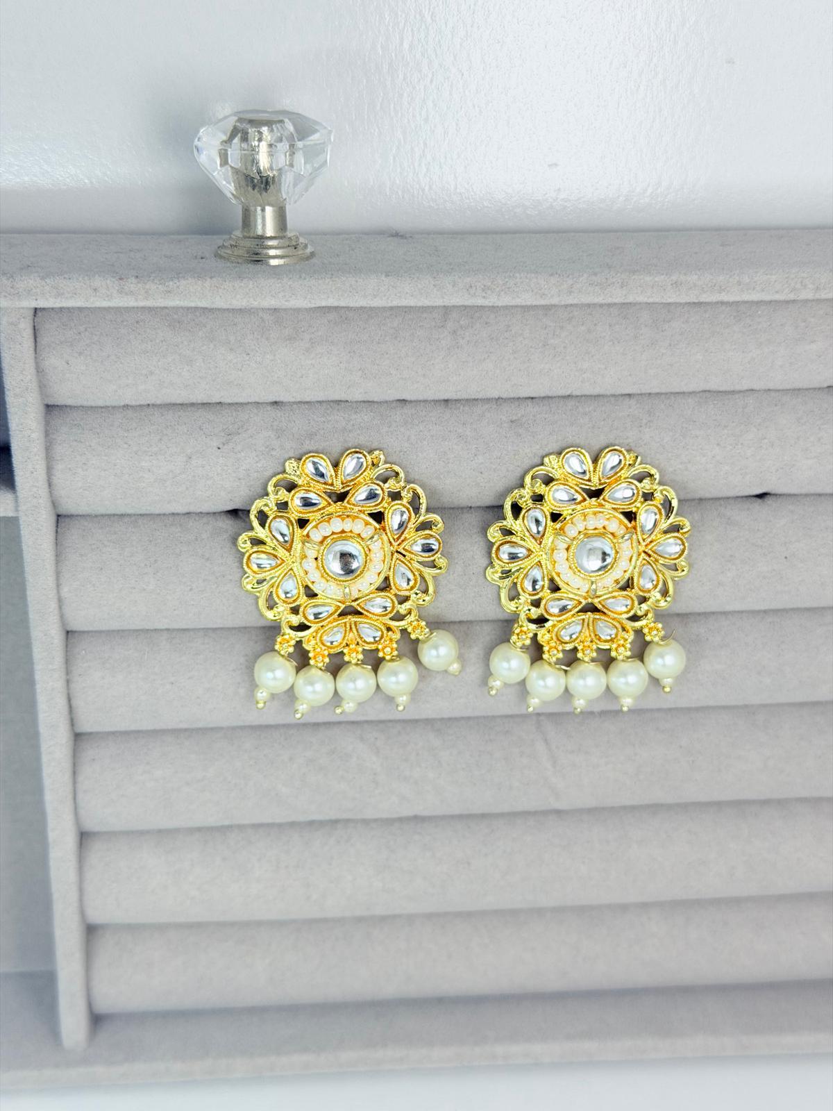 Stunning Gold‑Tone Kundan Earring & Choker Set