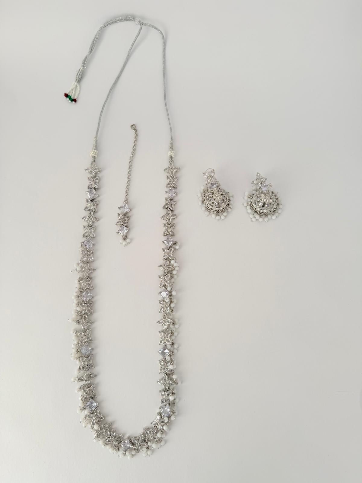 ✨Stunning silver-toned necklace set with matching earrings & maang tikka ✨